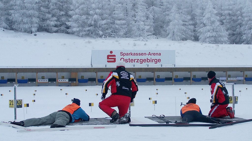 Biathlin in Altenberg-Teilnehmer beim Schießstand