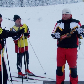 Biathlin in altenberg- Teilnehmer des Kurses bekommen Erklärungen