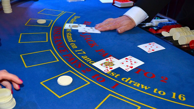 Black Jack Tisch mit Karten beim Black Jack Abend in Dresden