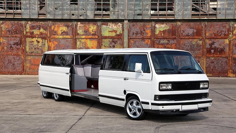 VW Bus Stretchlimousine mit geöffneten Türen in Berlin