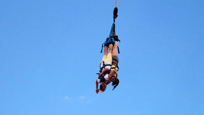 Zwei Personen beim Bungee Jumping in Leipzig