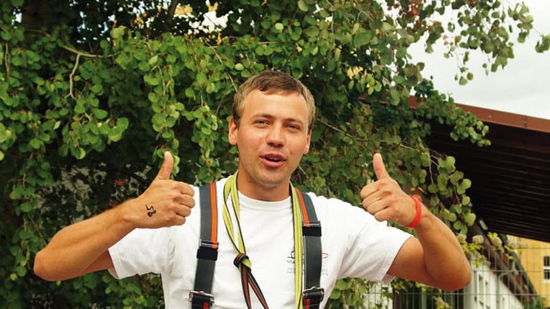 Person freut sich nach Bungee Jumping in Leipzig