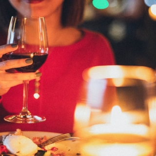 Eine Frau bei Ihrem Candle Light Dinner Deluxe in Dresden
