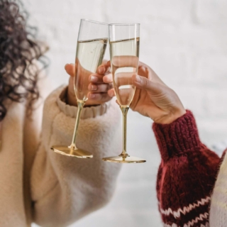 Zwei Mädels genießen eine Champagne zusammen und lachen