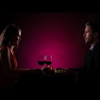 Ein Paar sitzt sich beim Dinner in the Dark gegenüber.