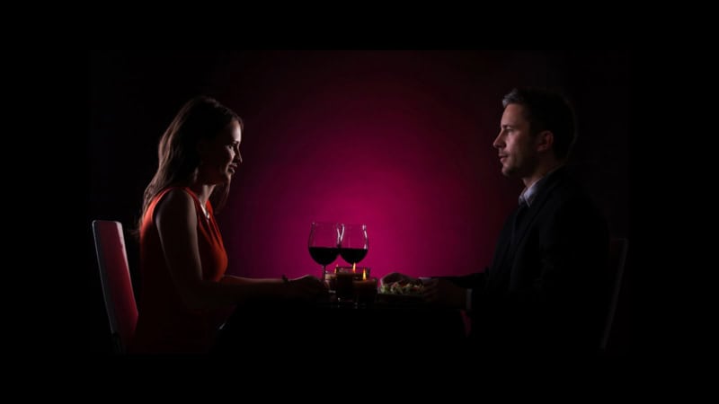 Ein Paar sitzt sich beim Dinner in the Dark gegenüber.