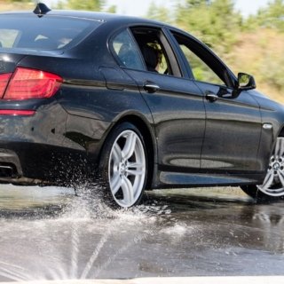 Auto auf nasser Fahrbahn beim Fahrsicherheitstraining
