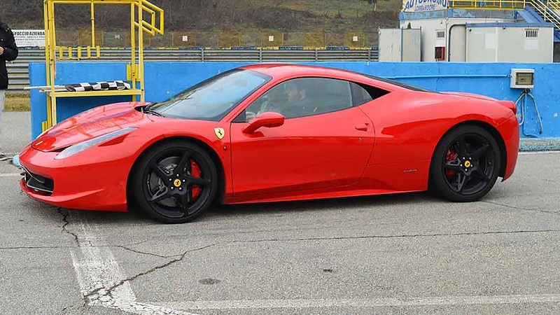 Seitenansicht Ferrari F458 Italia selber fahren