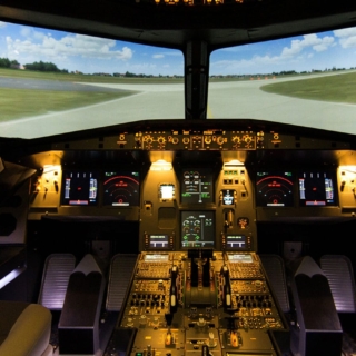 Flugsimulator-A320-in-Leipzig_1-1-1.jpg Originalgetreues Airbus-A320-Cockpit mit leuchtenden Displays und Runway-Simulation, zwei Sitze und bedienbare Instrumente.