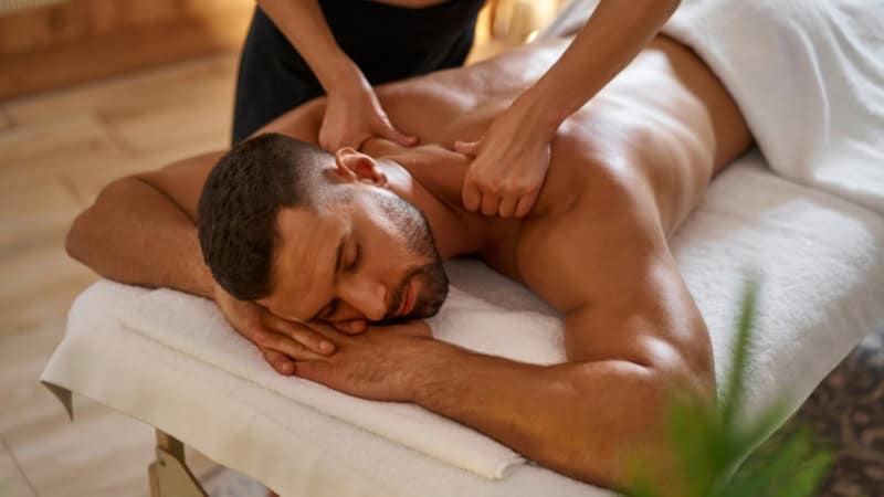 Ein Mann bekommt eine Rückenmassage.