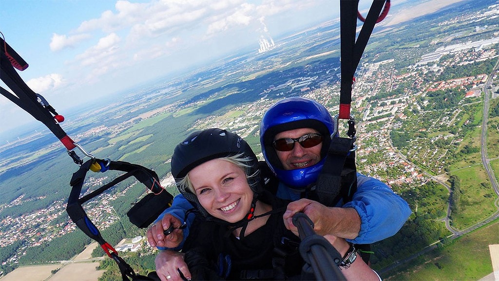 Zwei Personen machen ein Foto beim Gleitschirmfliegen, Gleitschirmflug in Großenhain.