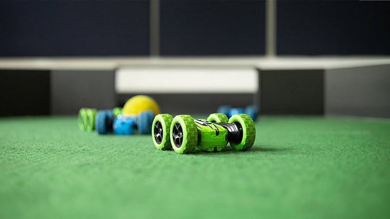Ferngesteuerte Autos stehen auf einem Spielfeld von Hall of Game in Dresden.