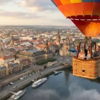 Heißluftballon mit Personen fliegt über Dresden