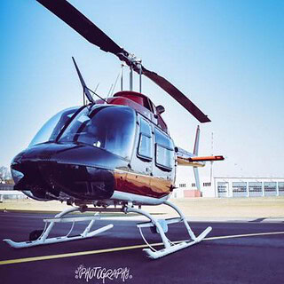 Helikopter steht auf Flugplatz