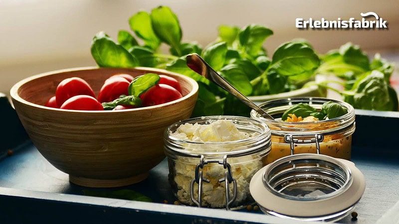 Zutaten für einen mediterranen Tomatensalat mit Basilikum.