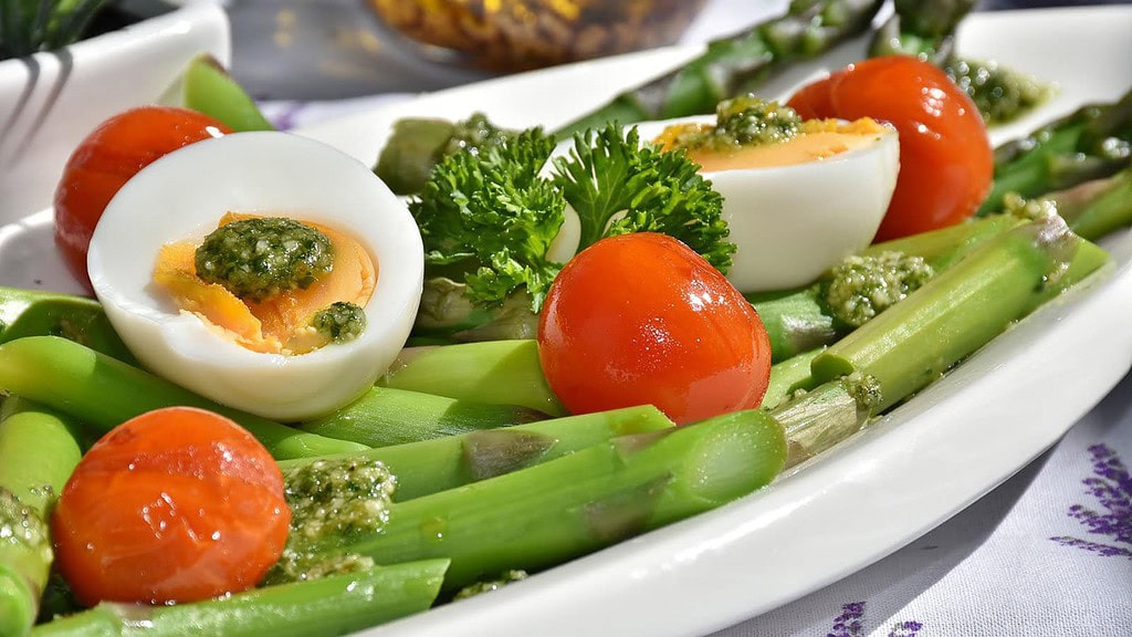 Teller mit Spargel und Ei mit Tomaten zum Kochkurs in Dresden