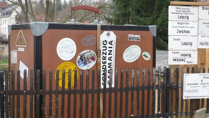 Kofferhotel von außen Übernachtung im Koffer mit Fahrt im Sonderzug in Lunzenau