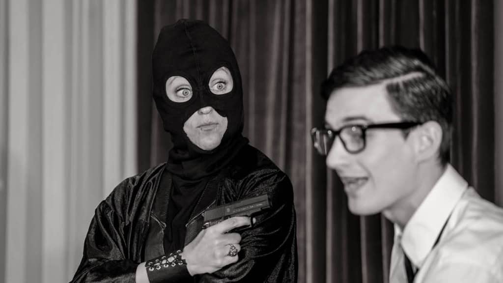 Krimi Dinner - Mordstäuschung-Szene Eine Schauspielerin und ein Schauspieler stellen beim Krimi Dinner in Hamburg eine Szene nach.