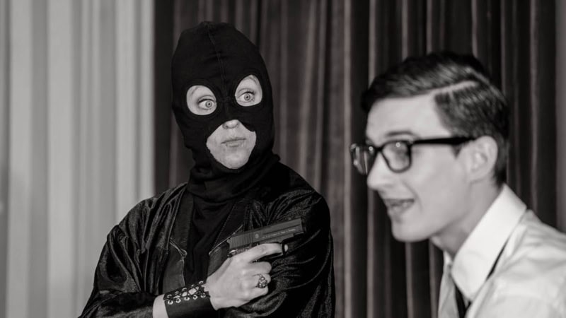 Eine Schauspielerin und ein Schauspieler stellen beim Krimi Dinner in Hamburg eine Szene nach.