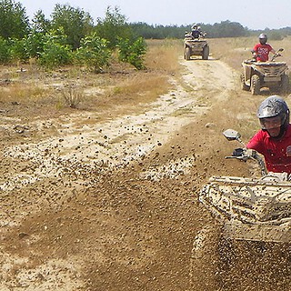 Quad fährt durch den Matsch