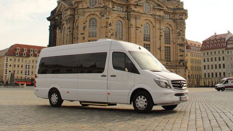 Partybus steht vor der Frauenkirche in Dresden