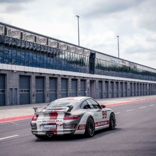 Porsche 911 auf einer Rennstrecke, Hinteransicht