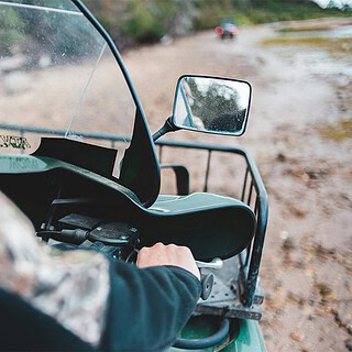 Eine Person fährt auf einem Quad auf einer Offroad Strecke.