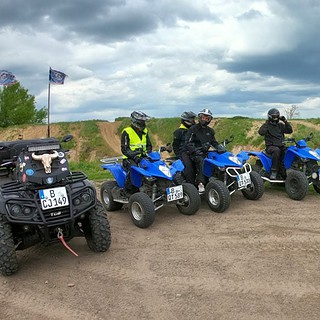 Quad stehen auf dem Feld bei Berlin