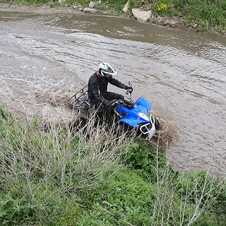 Quad fährt durchs Wasser bei Berlin bei der Offroad Tour