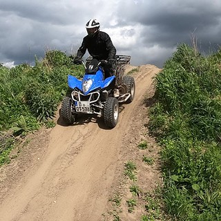 Quad fährt bei Berlin über einen Hügel