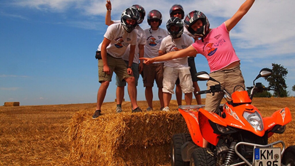Männer posieren mit einem Quad zu der Quad Schnuppertour