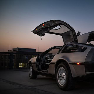 Fahrzeug mit geöffneten Flügeltüren - Rundfahrt im DeLorean in Dresden
