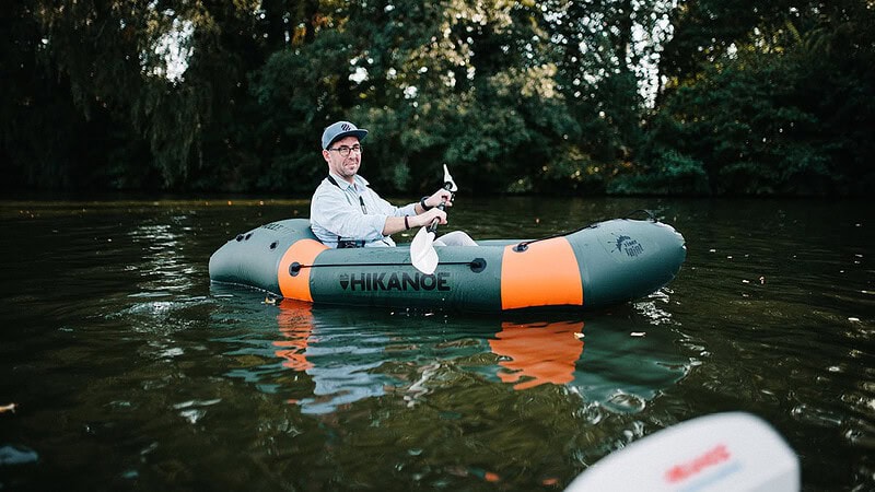 Schlauchboot mieten - Packraft mit einer Person auf dem Wasser