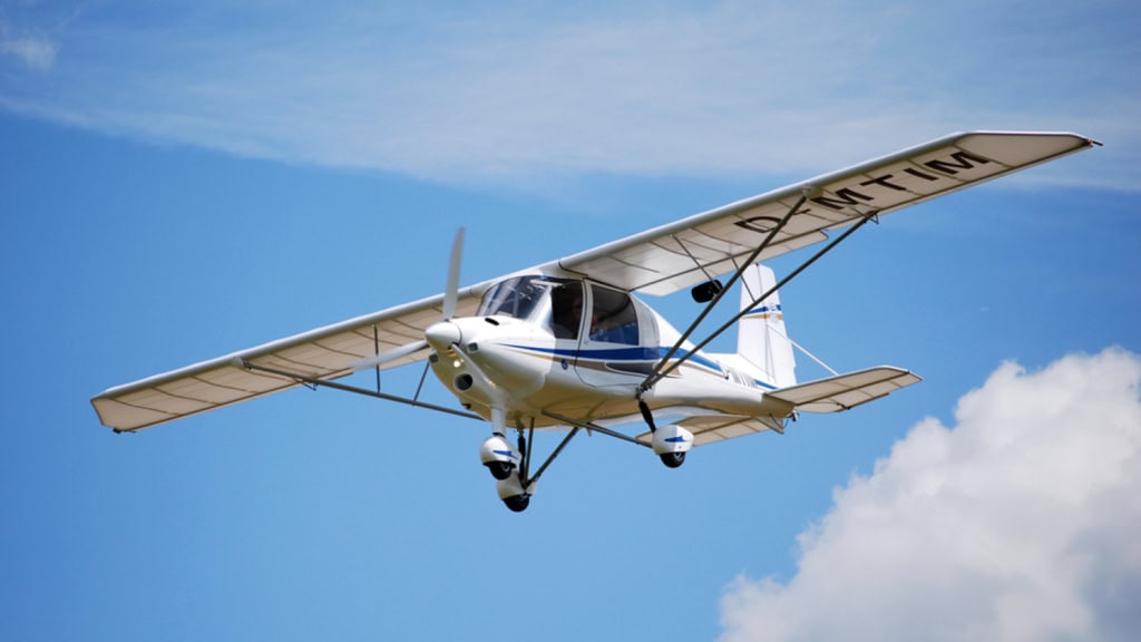Ultraleichtflugzeug im Himmel beim Schnupperkurs Flugzeug selber fliegen