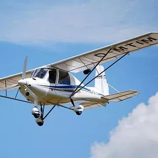 Ultraleichtflugzeug im Himmel beim Schnupperkurs Flugzeug selber fliegen