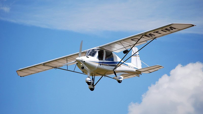 Ultraleichtflugzeug im Himmel beim Schnupperkurs Flugzeug selber fliegen