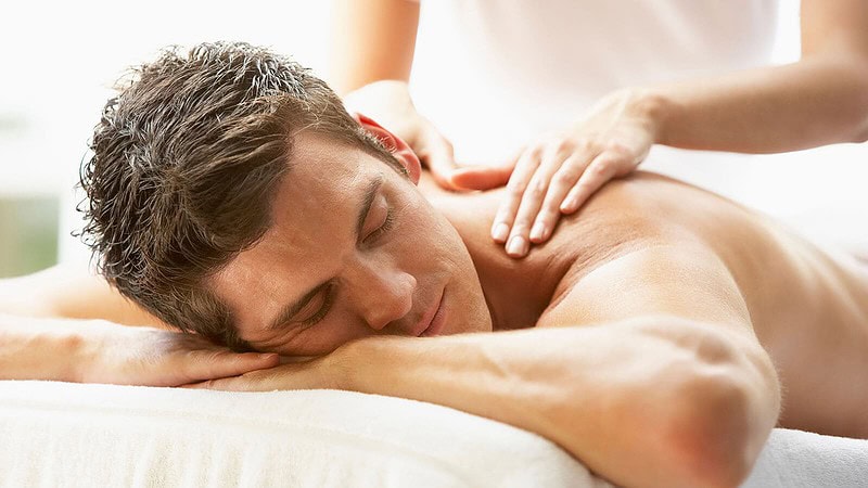 Ein Mann genießt Rückenmassage