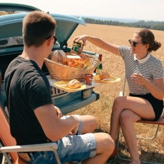 Mann und Frau picknicken bei der Trabi Picknick Tour Sächsische Schweiz