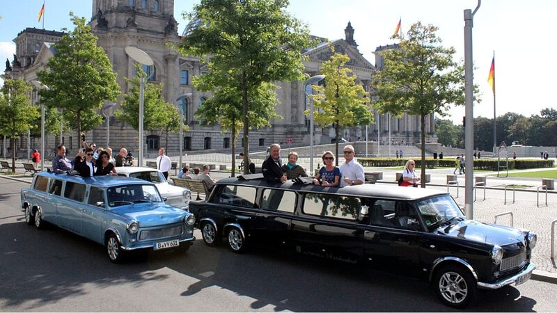 drei Trabi XXL Strechlimousinen in Berlin vor dem Bundestag