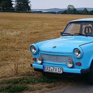 Trabant 601 steht auf dem Feld