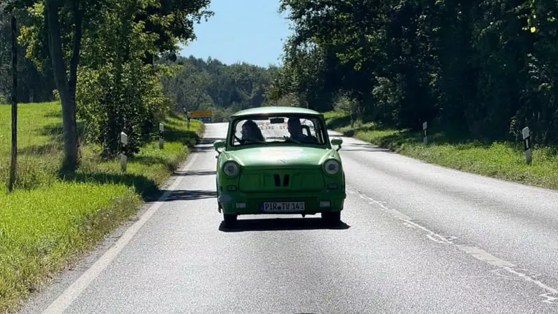 Trabi Tour durch die Sächsische Schweiz. Zwei Personen fahren mit einem Trabi.