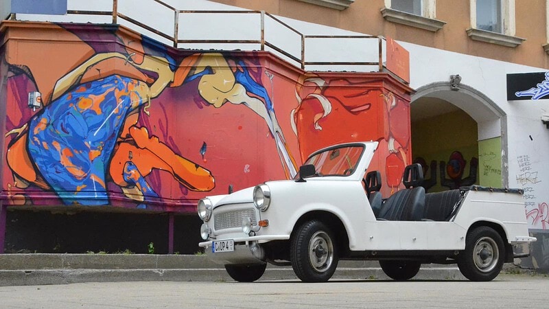 Trabi Cabrio steht vor bunter Wand bei Trabi selber fahren in Chemnitz