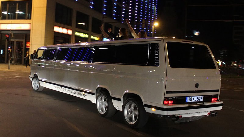 Ansicht von hinten rechts des VW T3 Limousine in Berlin