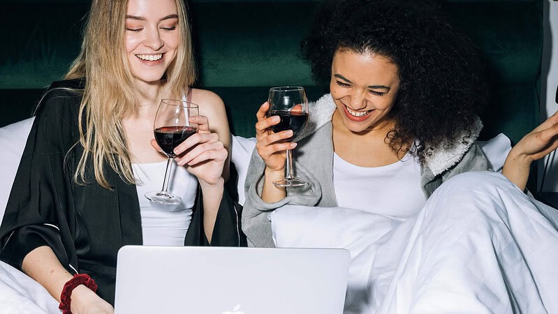 Zwei Frauen genießen gemeinsam den Abend mit Rotwein