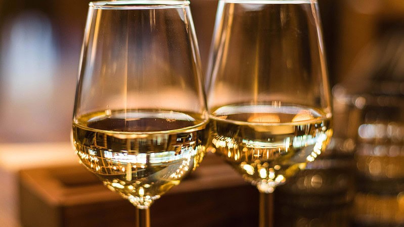 Weißwein-Gläser stehen auf einem Tisch