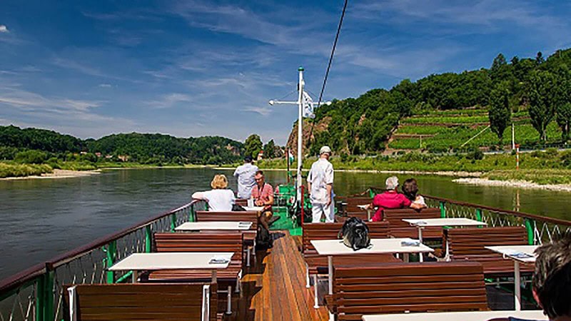 Eine Gruppe von Touristen reist mit dem Boot