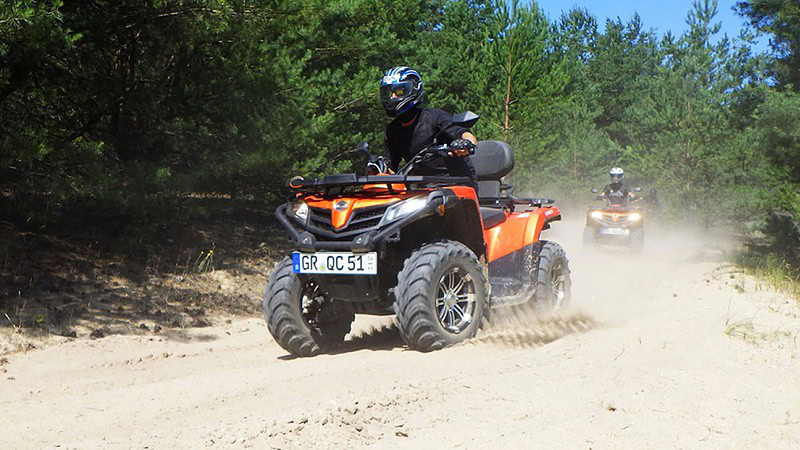 quad ist off-road unterwegs