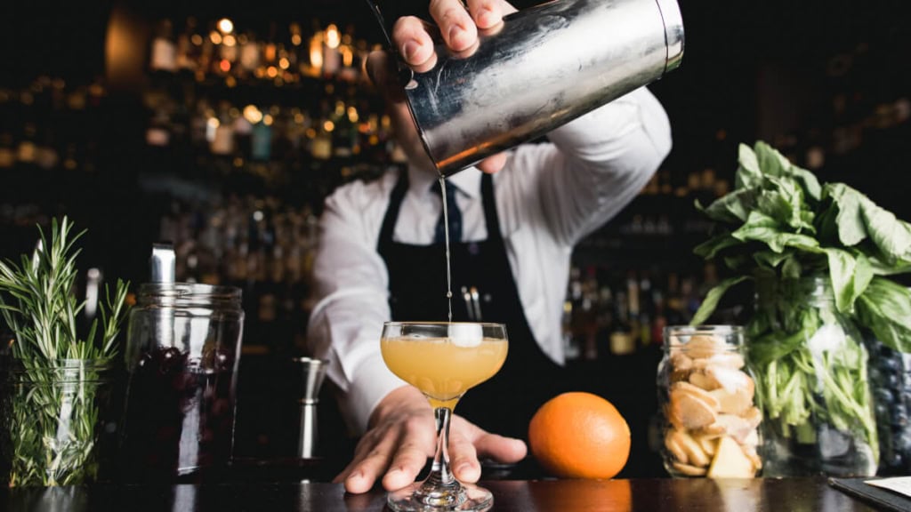 Professioneller Barkeeper macht Drinks
