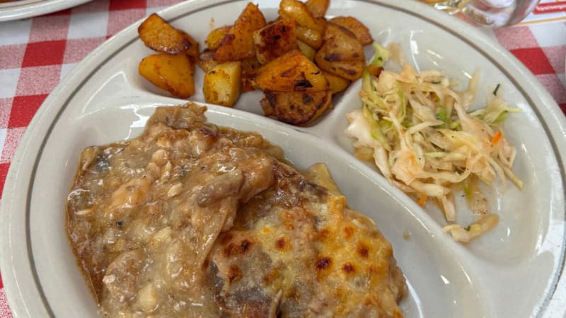 Ansicht eines Essens beim DDR Dinner in Berlin