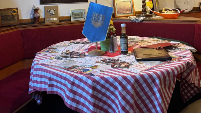 DDR Dinner in Berlin ansicht der Tische mit entsprechender DDR Deko